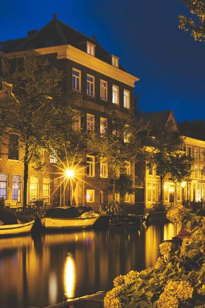 背景にある建物のある川の垂直ショット ライデン オランダ — ストック写真