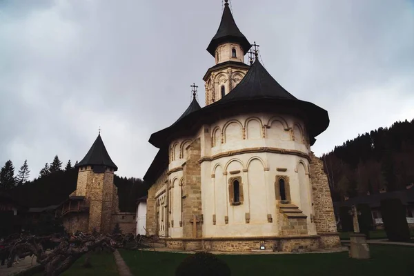 Sombrío Cielo Sobre Museo Del Monasterio Putna Rumania —  Fotos de Stock