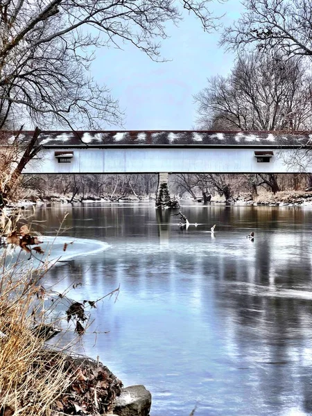 Disparo Vertical Puente Sobre Río Congelado Durante Día Noblesville Indiana —  Fotos de Stock