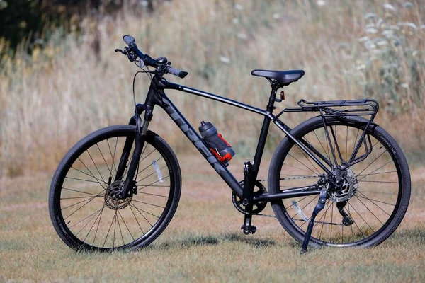 Trek Dual Sport 2022 Bicicleta Híbrida Estacionada Campo — Fotografia de Stock
