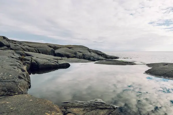Een Close Van Zwarte Kliffen Omgeven Door Schoon Zoet Water — Stockfoto