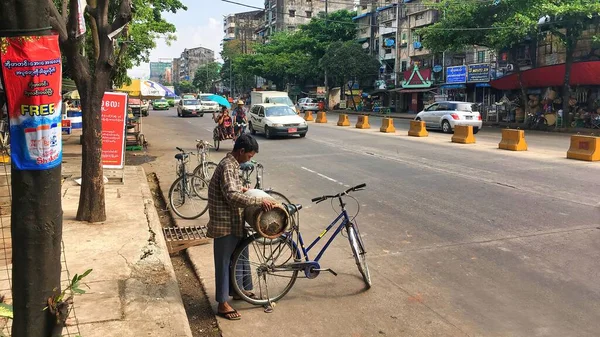 Homem Birmanês Carregando Velho Cilindro Gás Parte Trás Sua Bicicleta — Fotografia de Stock