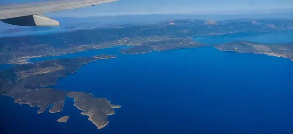 Kanadı Görünen Bir Uçaktan Adalarla Çevrili Derin Mavi Bir Denizin — Stok fotoğraf