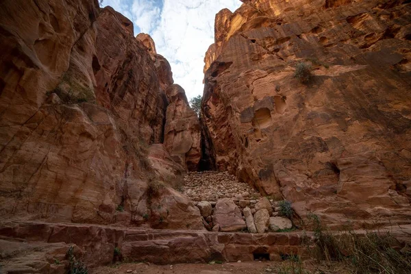 Uma Vista Baixo Ângulo Belas Montanhas Petra Jordânia — Fotografia de Stock