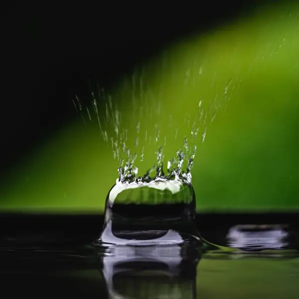 Primo Piano Una Goccia Acqua Isolata Uno Sfondo Verde — Foto Stock
