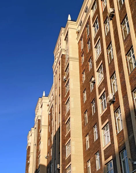 Plano Vertical Fachada Edificio Ladrillo Contra Cielo Azul — Foto de Stock