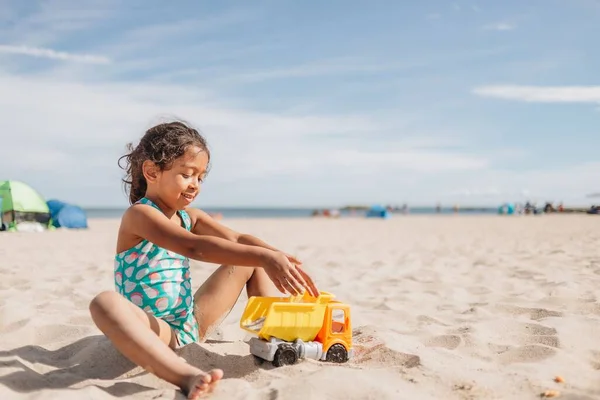 Живописный Вид Девочку Дошкольного Возраста Играющую Игрушками Песчаном Пляже Летом — стоковое фото