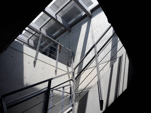 Uma Vista Interior Edifício Com Escadas Janelas Vidro Tempo Ensolarado — Fotografia de Stock