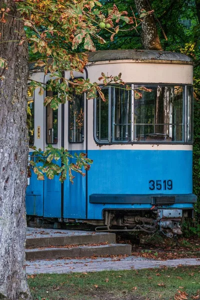 Μια Κάθετη Λήψη Του Παλιού Τραμ Κάτω Από Δέντρα Φθινόπωρο — Φωτογραφία Αρχείου