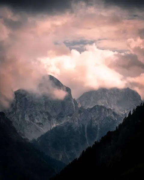 구름으로 산봉우리의 수직으로 — 스톡 사진