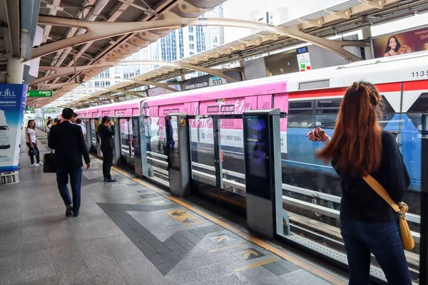 Himlens Tågstation Bangkok Med Folk Som Väntar Plattformen — Stockfoto