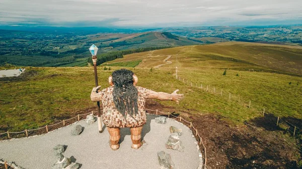 Obrovská Socha Vrcholku Hory Mullaghcarn Ponurý Den — Stock fotografie