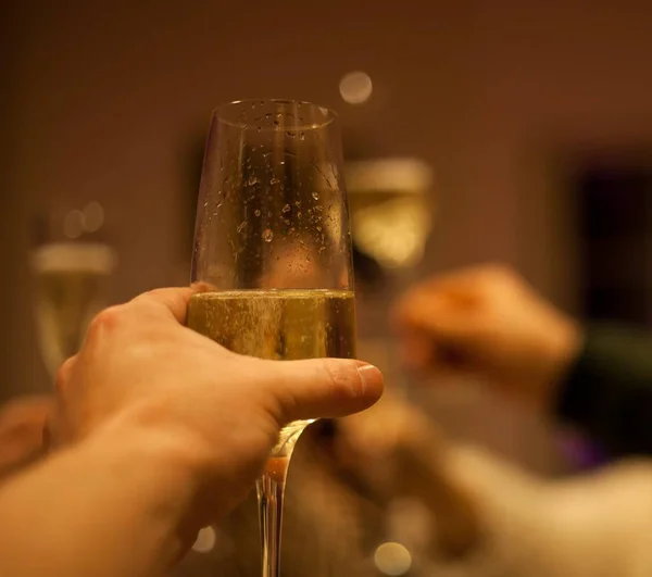 Närbild Människor Händer Jublar Med Champagne Flöjter — Stockfoto