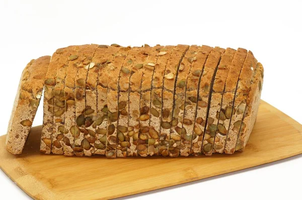 Beyaz Arka Planda Dilimlenmiş Kabak Tohumu Ekmeği — Stok fotoğraf
