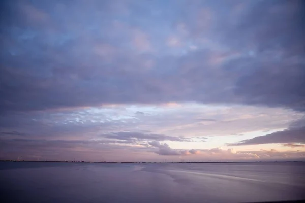 Ein Faszinierender Blick Auf Eine Wunderschöne Meereslandschaft Bei Malerischem Sonnenuntergang — Stockfoto