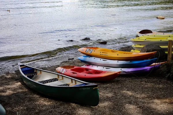 Eine Gruppe Kanus Der Küste Des Lake Windermere — Stockfoto