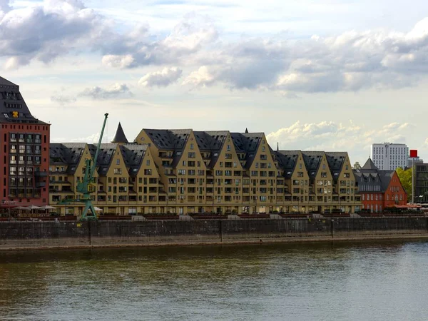Typowe Budynki Mieszkalne Wzdłuż Rzeki Kolonii Niemcy — Zdjęcie stockowe
