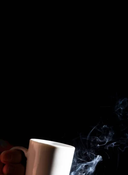 Colpo Verticale Una Tazza Bianca Con Fumo Uno Sfondo Nero — Foto Stock