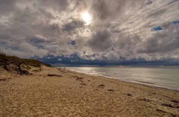 在多云的天空背景下 有海景的沙滩美景 — 图库照片