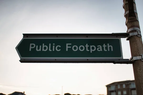 Closeup Shot Sign Reading Public Footpath Fixed Pole Sky — Stock Photo, Image