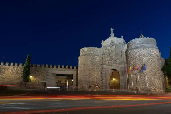 Ortaçağ Başkenti Toledo Daki Puerta Bisagra Geceleri Aydınlatılmış Uzun Süre — Stok fotoğraf