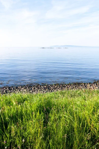 Вертикальный Снимок Красивого Озера Солнечный День Северной Ирландии — стоковое фото