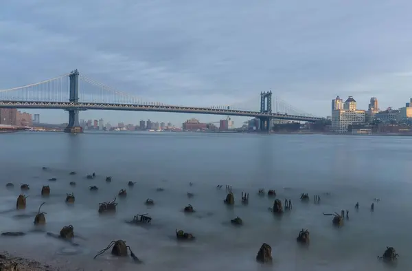 纽约市布鲁克林大桥的风景 在阴天的背景下 — 图库照片