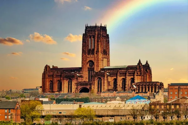 Piękne Ujęcie Tęczy Nad Katedrą Liverpoolu James Mount Gardens — Zdjęcie stockowe