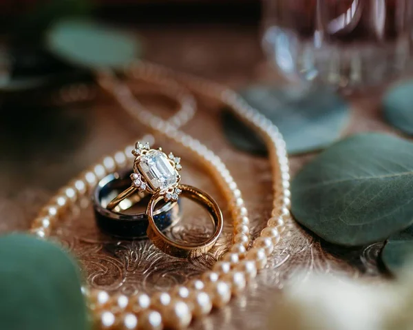 装飾されたテーブルの上に結婚指輪のクローズ — ストック写真