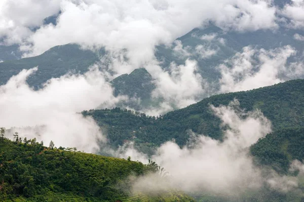 Прекрасный Вид Облака Медленно Поднимающиеся Утром Горах Вьетнама — стоковое фото