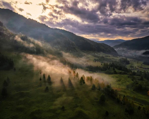 Gyönyörű Természeti Kilátás Hegyekre Napsugarakkal Borítva Reggeli Köd — Stock Fotó