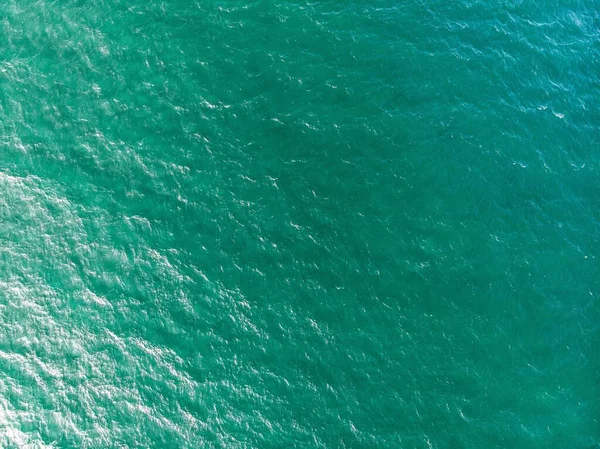 Primer Plano Una Superficie Mar Verde Brillante Con Ondas — Foto de Stock
