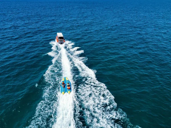 Uma Vista Superior Iate Pessoas Barco Banana Flutuando Mar Pela — Fotografia de Stock