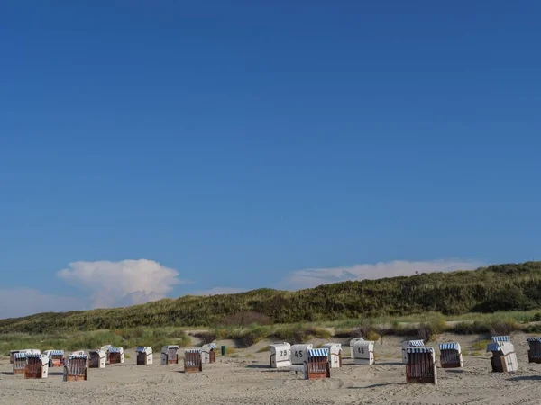 Güneşli Bir Günde Kumlu Plajıyla Alman Kuzey Denizindeki Juist Adası — Stok fotoğraf