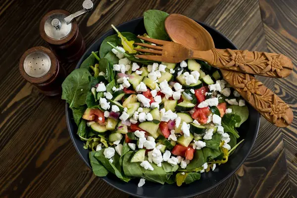 Uma Vista Superior Uma Salada Colorida Bonita Com Uma Colher — Fotografia de Stock
