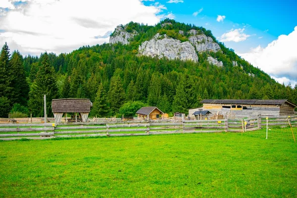 Ein Felsiger Hügel Hinter Einem Ländlichen Gebiet Mit Holzhäusern Und — Stockfoto