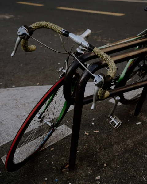 Közeli Kilátás Egy Régi Kerékpáros Kerékpár Csatolt Utcán Párizs — Stock Fotó