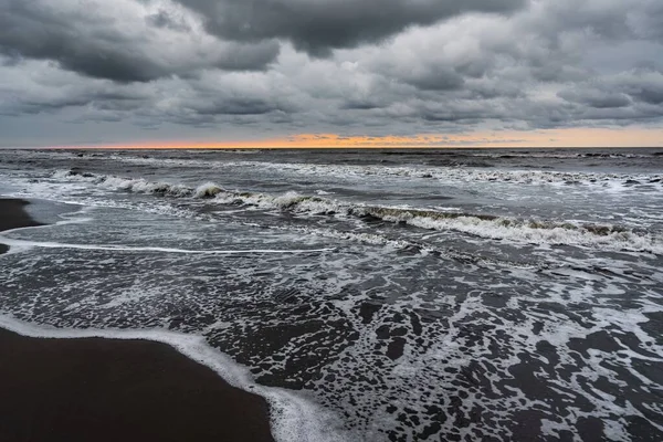 Krásný Záběr Pobřeží Vlnami Pod Dramatickou Oblohou — Stock fotografie