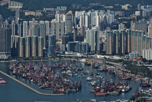 大摩天大楼及香港的码头在白天 — 图库照片