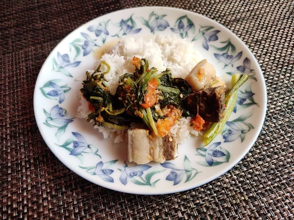 Assamesisk Stil Kokt Fläsk Curry Med Senapsgröna Serveras Ångkokt Ris — Stockfoto