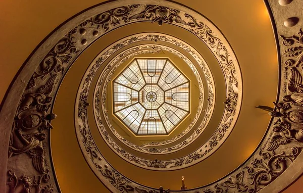 Eine Schöne Aufnahme Der Historischen Treppe Des Vatikanischen Museums — Stockfoto