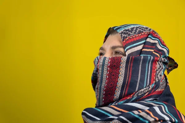 Крупный План Портрета Женщины Хиджабе Смотрящей Сторону Изолированной Жёлтом Фоне — стоковое фото