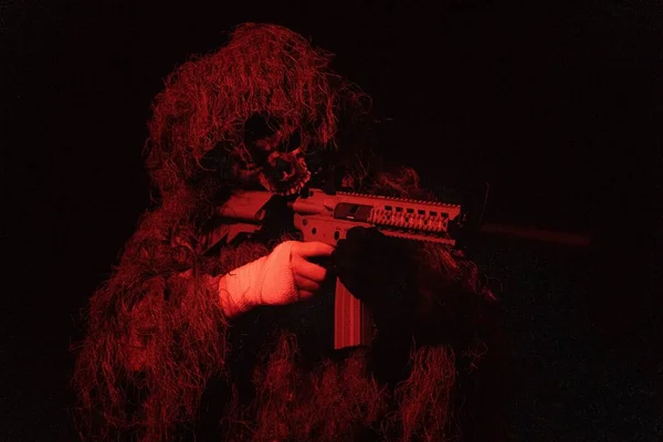 Korkunç Kostümlü Kafatası Maskeli Elinde Silah Olan Bir Erkeğin Karanlık — Stok fotoğraf