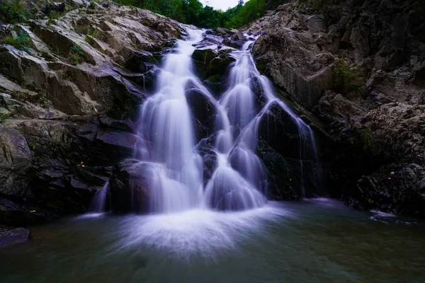 Uma Cena Longa Exposição Uma Cachoeira Mágica Uma Floresta — Fotografia de Stock
