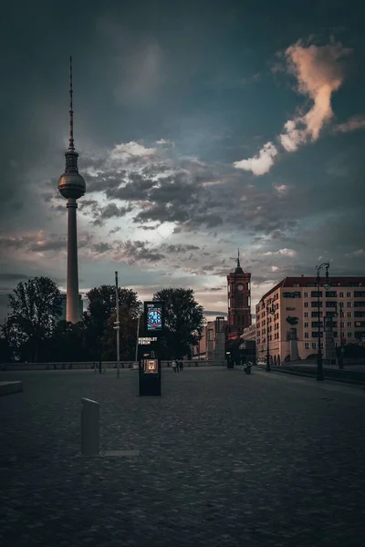 Függőleges Felvétel Egy Üres Útról Berlini Tévétorony Hátterével — Stock Fotó