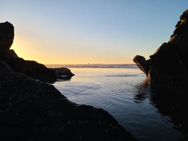在俄勒冈州布鲁金斯市的海岸上 一张美丽的落日照片 — 图库照片