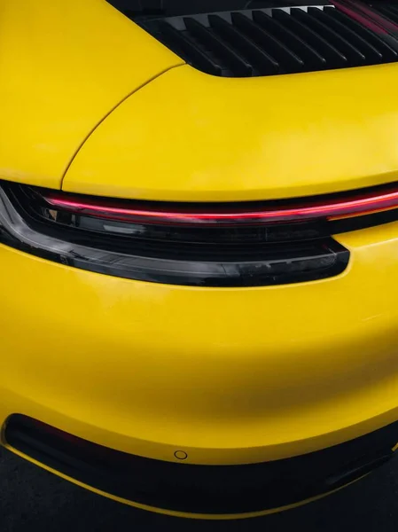 Pahalı Sarı Bir Arabanın Dikey Yakın Çekimi — Stok fotoğraf