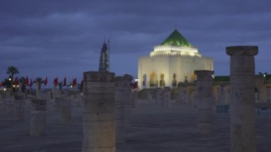 Aydınlatılmış Muhammed V anıtının koyu mavi gökyüzü arkaplanındaki manzarası.