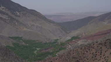 Marakeş, Fas 'taki Yüksek Atlas Dağları arasındaki Azzaden Vadisi' nin insansız hava aracı görüntüleri.