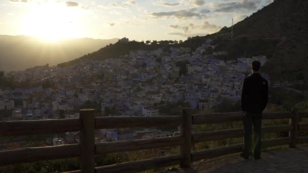 Людина Стоїть Дивиться Захід Сонця Над Чефшоуеном Марокко — стокове відео